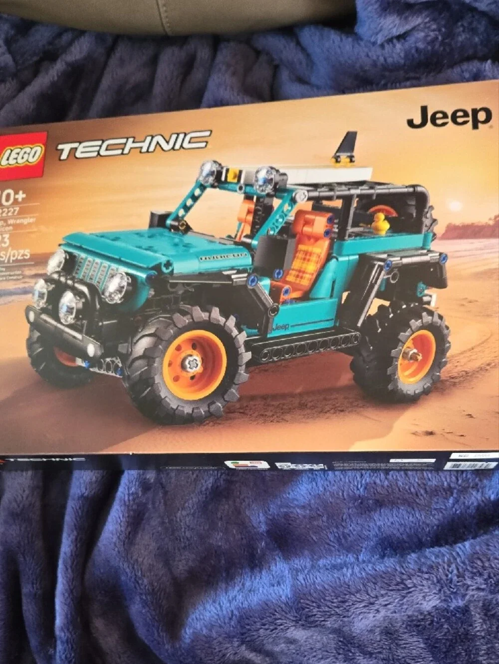LEGO Technic Jeep Wrangler Rubicon Teal with Orange Wheels - Picture 4 of 4